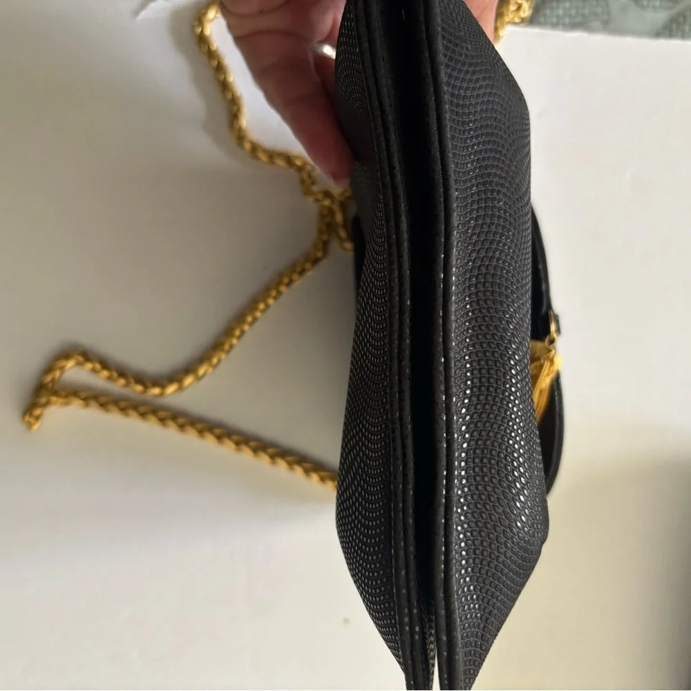 SONDRO ROBERTS BLACK TEXTURED SHOULDER BAG WITH THICK GOLD TONED CHAIN
